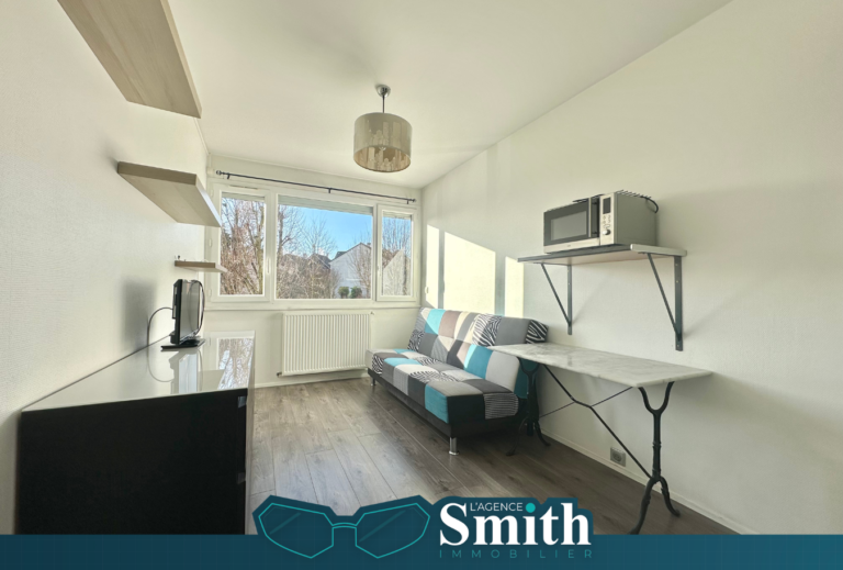 NOUVEAUTÉ SMITH: STUDIO MEUBLÉ.