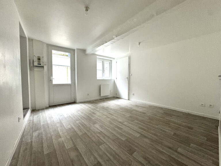 EXCLUSIVITÉ SMITH: T2 REFAIT À NEUF avec EXTÉRIEUR – QUARTIE