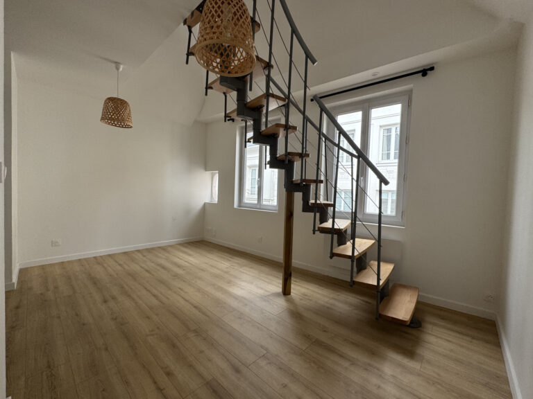EXCLUSIVITÉ SMITH : DUPLEX REFAIT À NEUF – HYPER CENTRE