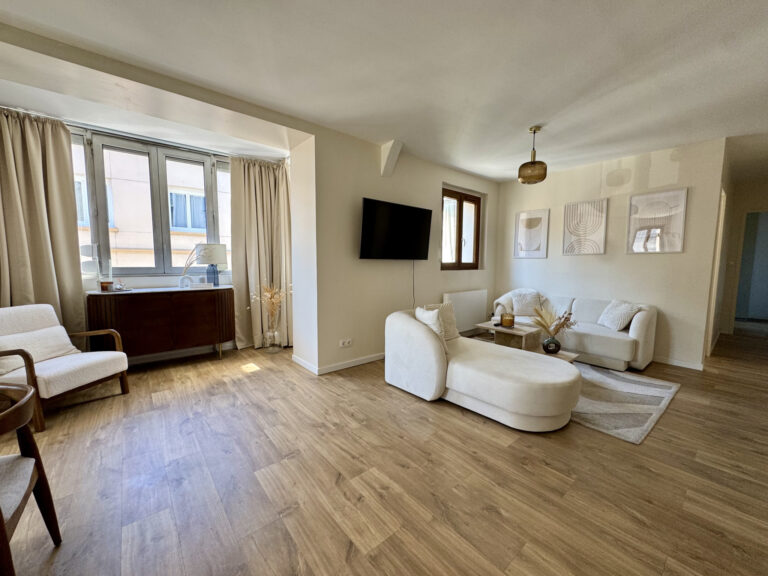 GRAND APPARTEMENT T3 MEUBLE / PARKING