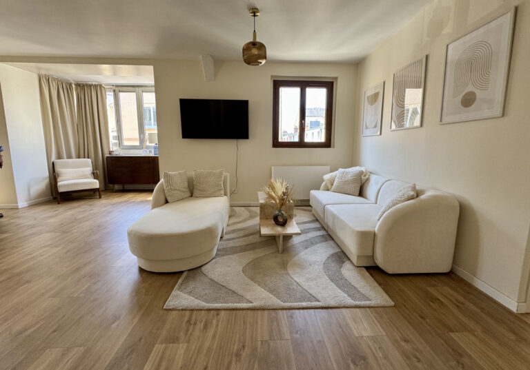 GRAND APPARTEMENT T3 MEUBLE / PARKING